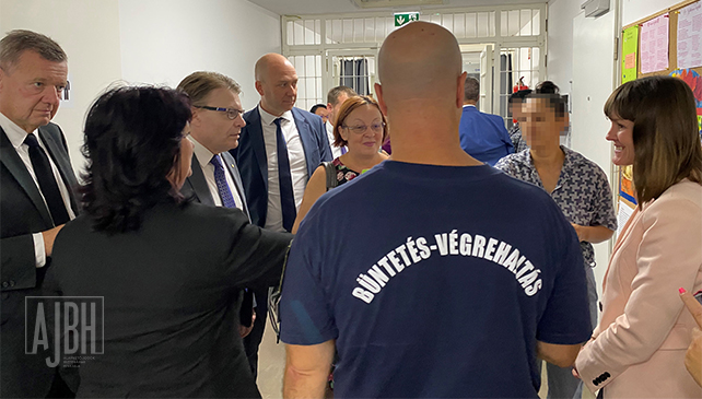 A Veszprém Megyei Büntetés-végrehajtási Intézetben tett látogatást Chris Field és a magyar ombudsman